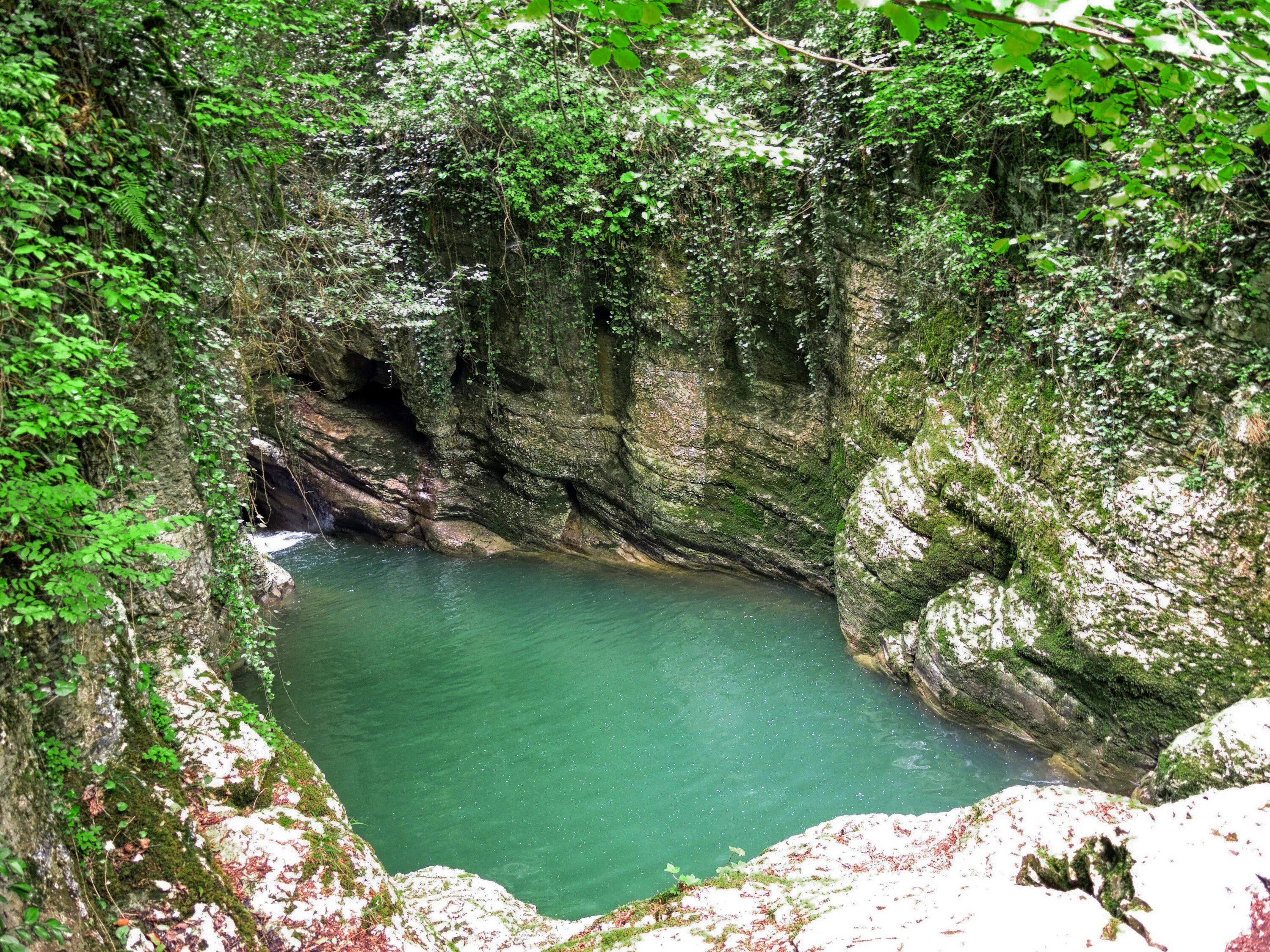 Агурские водопады краснодарский край. Агурский водопад Сочи. Агурское ущелье Чертова купель. Водопад Чертова купель Сочи. Сочи Чертова купель Агурские водопады.