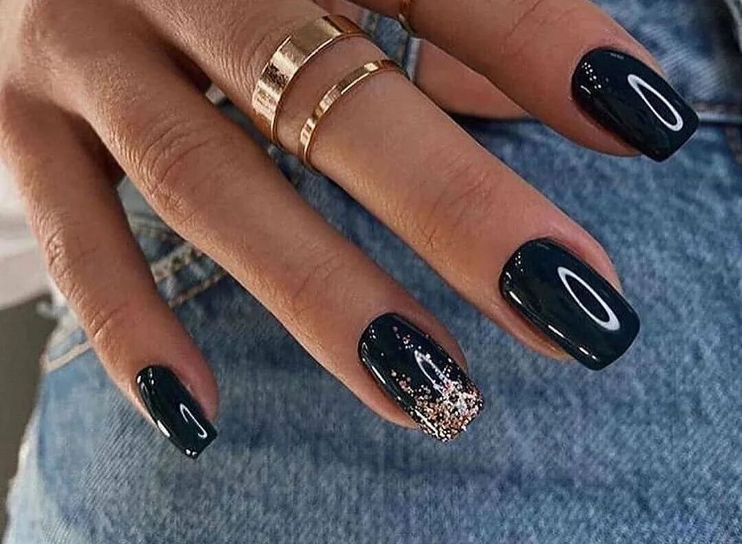 Маникюр дизайн 2023 новинки стильные черные. Ногти 2022 модные тенденции черные. Белый маникюр с черными полосками. Маникюр дизайн 2023 новинки стильные черные. Ногти дизайн новинки 2021.