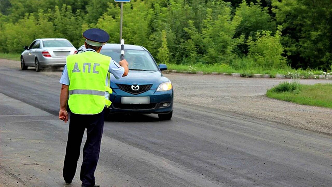 ДПС на дороге. Инспектор ГИБДД. Гаишник на трассе. Инспектор ГИБДД на дороге.