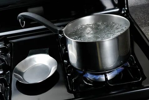 На плите стоит кастрюля с водой