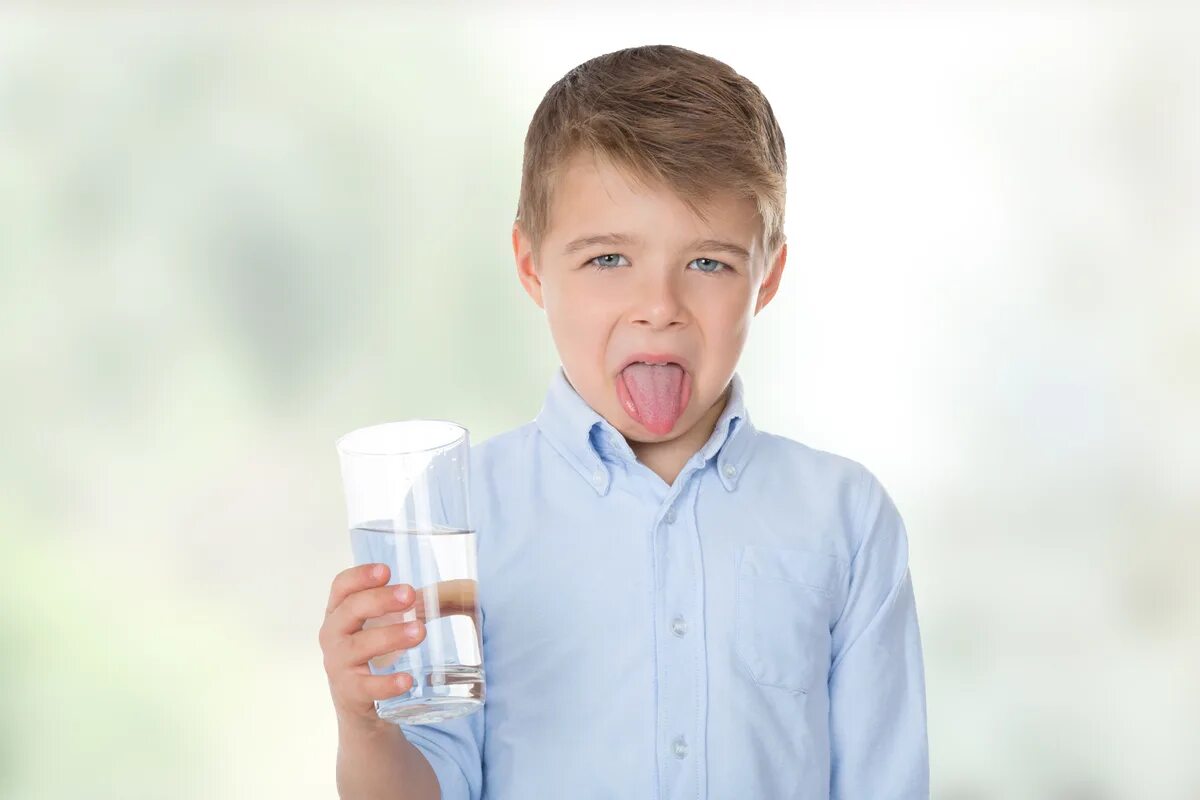 Младенец на искусственном вскармливании. Почему ребенок отказывается пить. Ребёнок пьёт много воды. Дети едят молочные продукты. Почему ребенок отказывается пить.