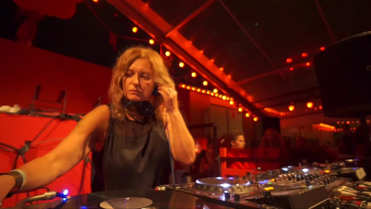 Лена попова диджей в молодости. Dj лена попова в молодости. Диджей лена. Лена попова. Лена попова 2022.