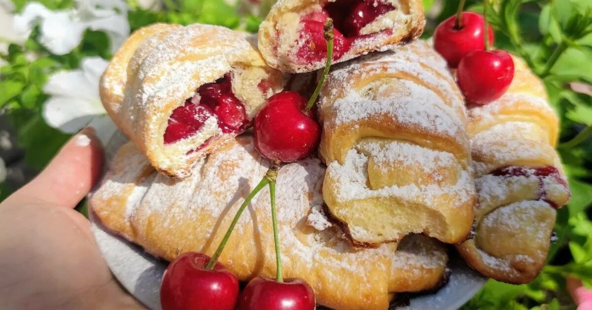 Сдобное тесто с вишней. Сдоба с вишней. булка с вишней. красивые булочки с вишней. булочка с вишней красиво.