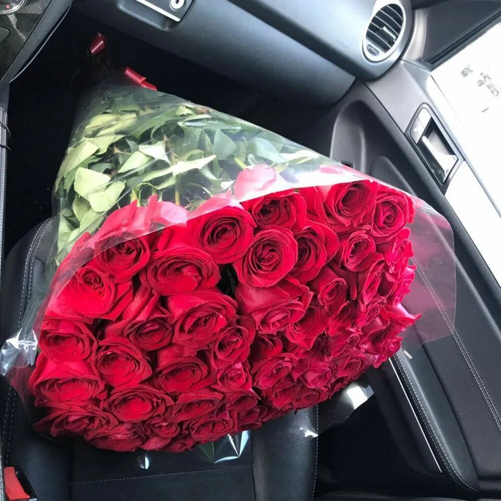 шикарный букет в машине. розы в машине. цветы в салоне машины. букет роз в машине. букет цветов в салоне машины.