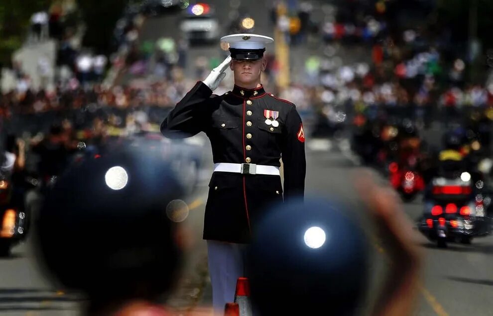 Человек отдающий часть. Американские военные отдают честь. Солдат отдает честь. Отдать честь. Военный отдаёт честь США.