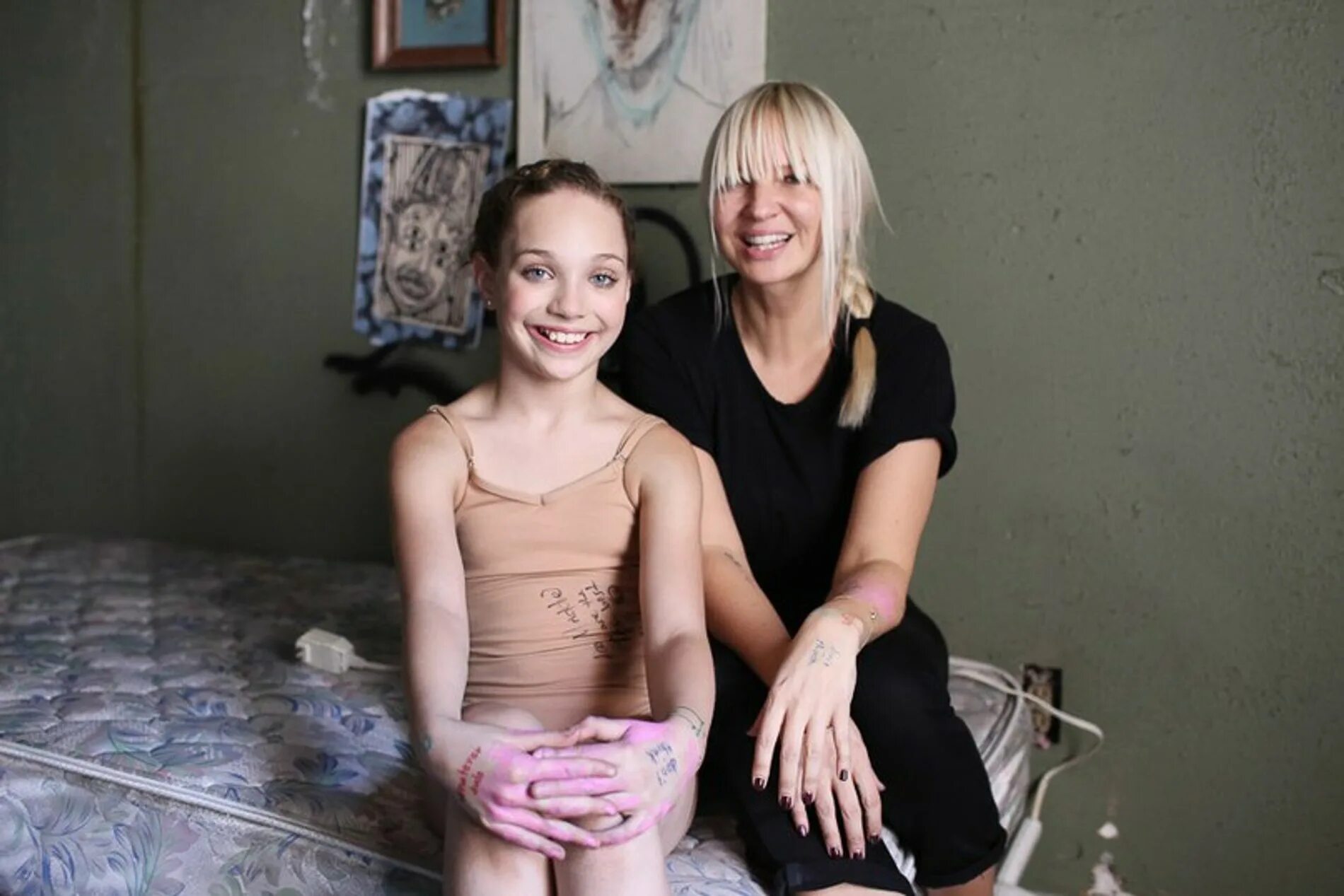 Мэдди зиглер sia. Sia певица 2023. Sia певица молодая. Сия и ее девушка. Sia актриса.