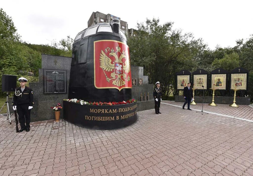Памятник морякам апрк «курск». Мемориал морякам-подводникам в мурманске. Памятник подводной лодке курск в мурманске. Памятник морякам апл курск. Памятник морякам амурцам хабаровск.