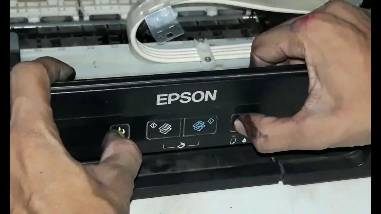 Почему мигает красная кнопка. Принтер Epson l210. Принтер Эпсон л355. Принтер/копир/сканер Epson l 210. Кнопки Эпсон l355.