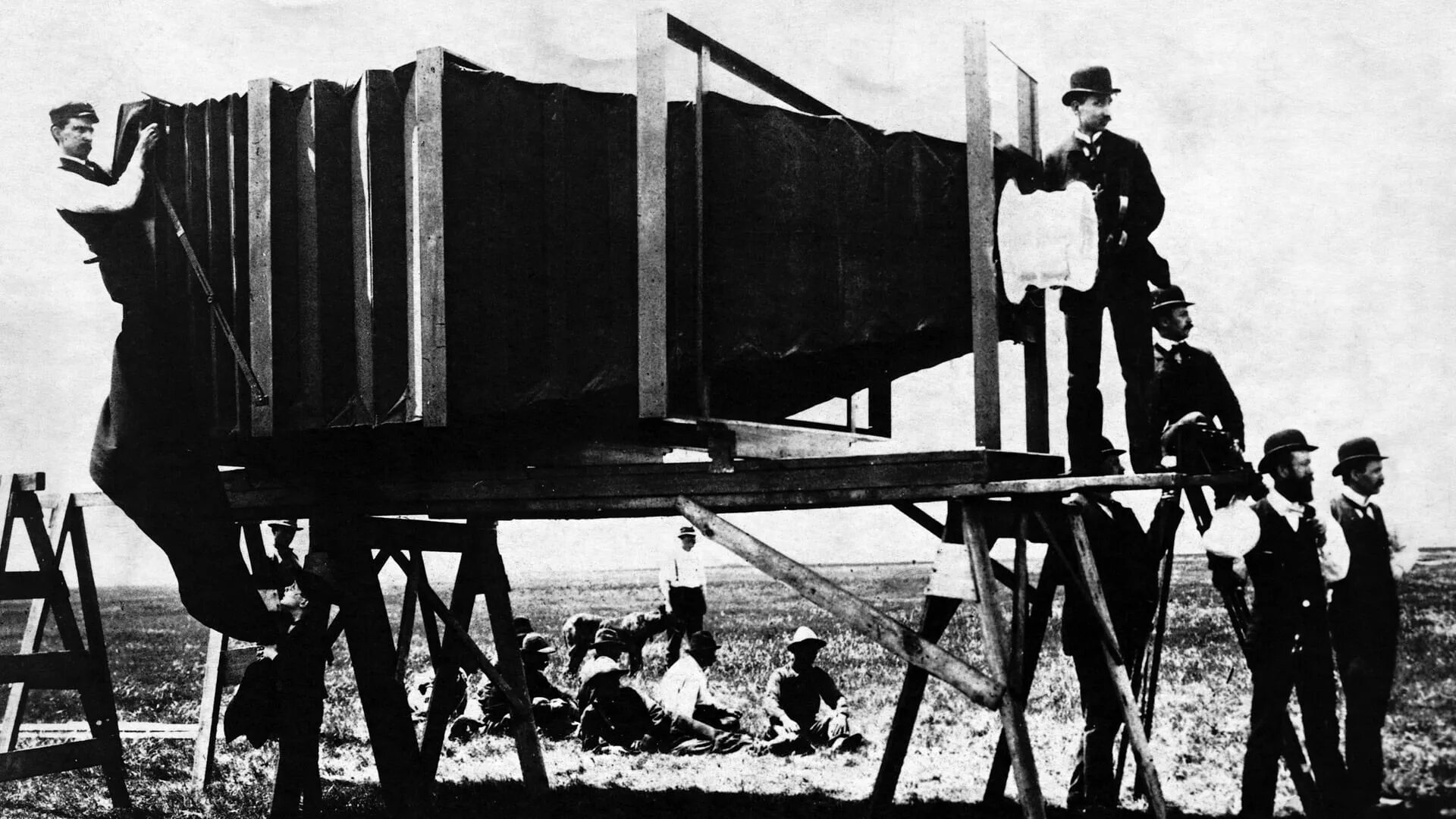 Самая первая мире видео. Фотоаппарат Сеттона 1861. Первая фотокамера в мире. Самая первая камера в мире.