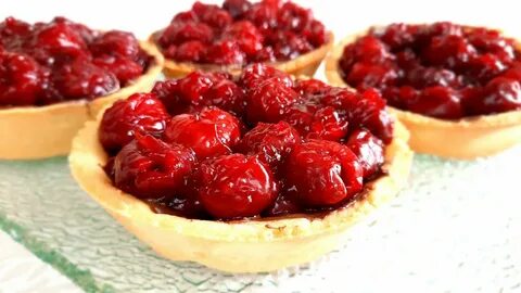 Песочная корзиночка с вишней