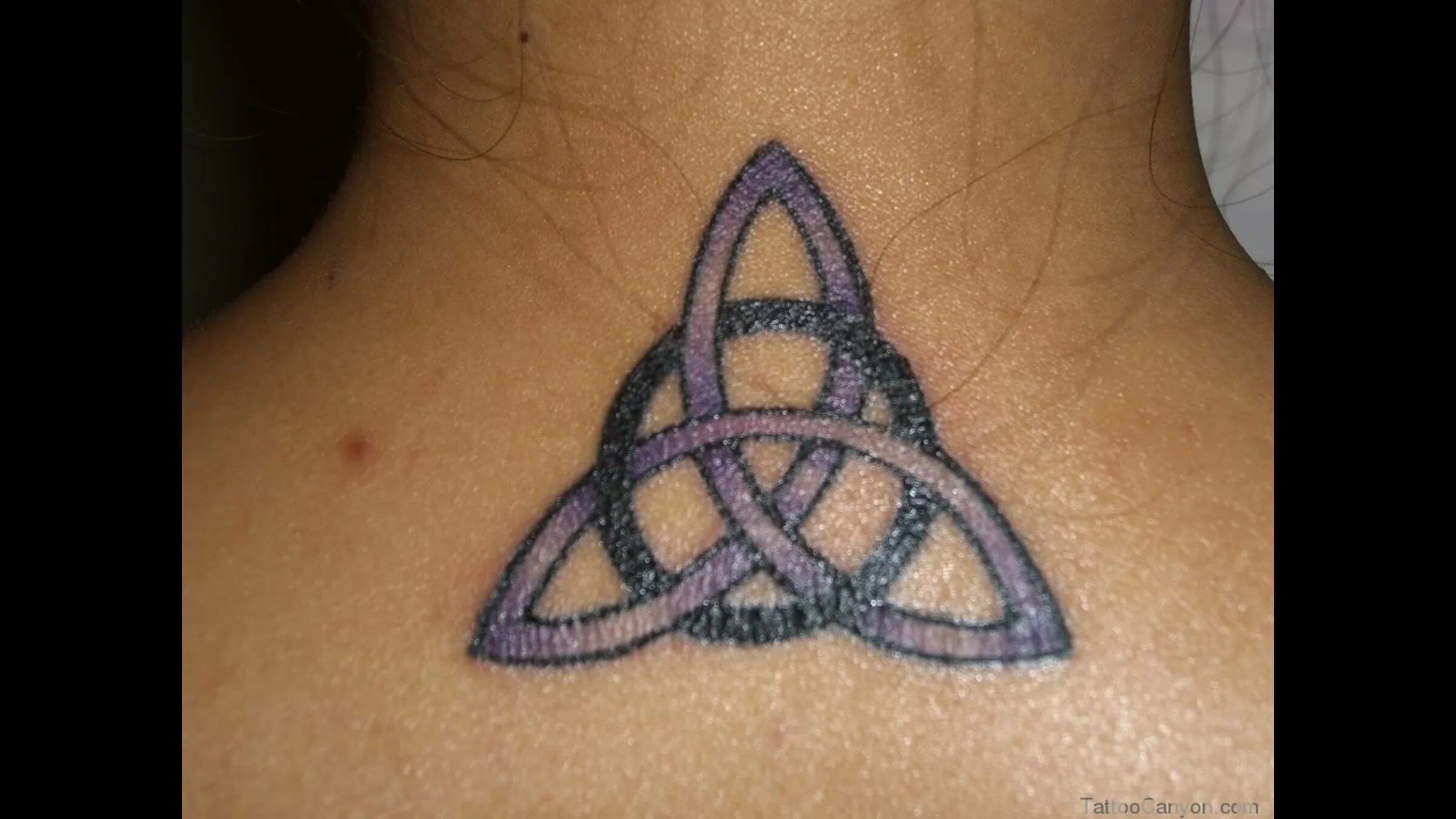 татуировка в виде бесконечности. тату в знак вечной любви. тату преданности. кельтский символ трикветра. тату преданности.