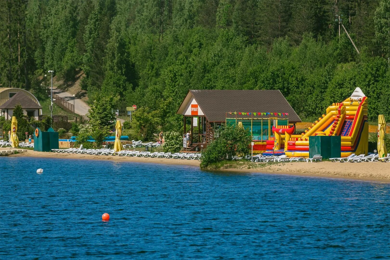 дети на рыбалке. дети купаются в озере. семья на речке. семья на озере. семья на природе.