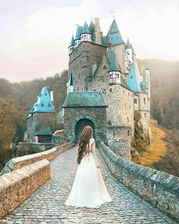 Princess in the tower. Замок Гарибальди свадьба. Сказочный замок. Замок принцессы. Принцесса возле замка.