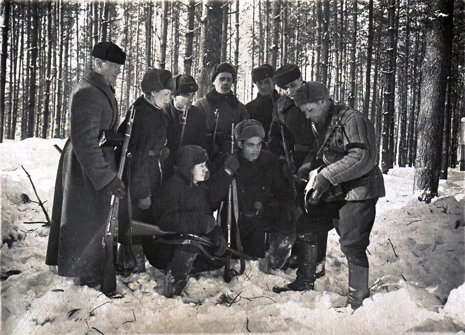 Партизаны в строю. Партизаны Подмосковья 1941-1942. Партизаны Подмосковья 1941. Партизанские отряды ВОВ.