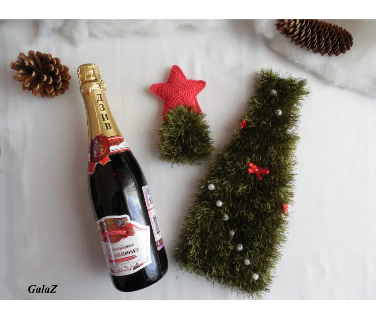 новогодний чехол на бутылку. чехол на шампанское своими руками новый год. мешок для бутылки новогодний. чехол на бутылку шампанского на новый год. одежда из фетра для шампанского на новый год.