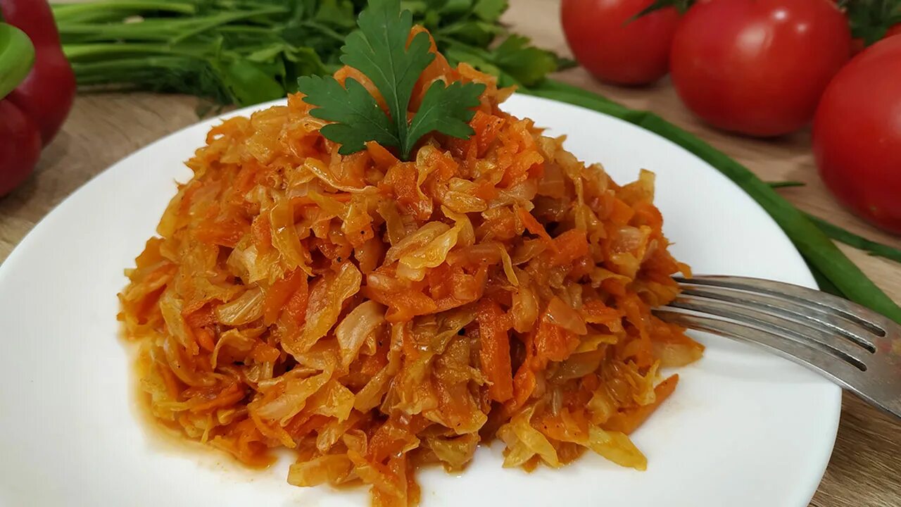 Капуста тушеная с курицей на сковороде рецепт. Тушеная капуста. Белокочанная капуста тушеная. Вкуснейшая тушеная капуста. Тушеная капуста с морковью.