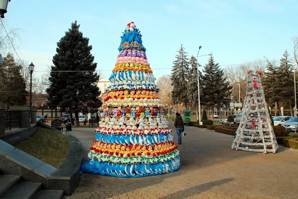 елочки бывают разные. елка хвойная хвоинки. много елок. креативная елка. ель новогодняя искусственная.