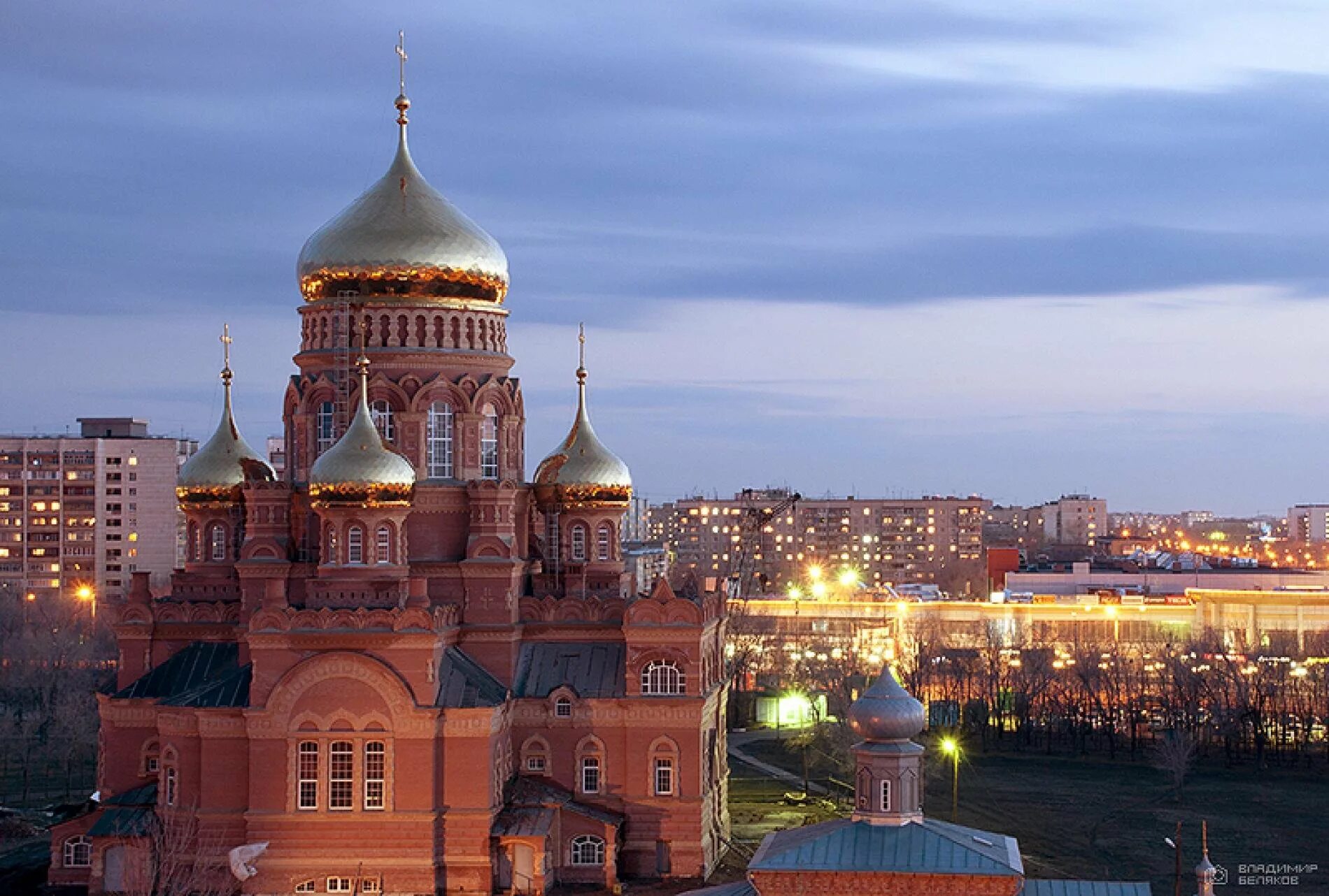 Крупнейшие города оренбургской. Храм Казанской иконы Божией матери Оренбург. Храм на Брестской Оренбург.