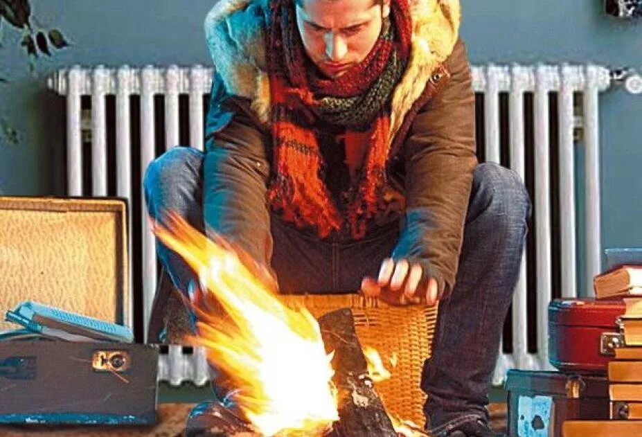 Холодно в комнате. Холод в квартире. Холод в квартире. Человек мерзнет. Холод в квартире.