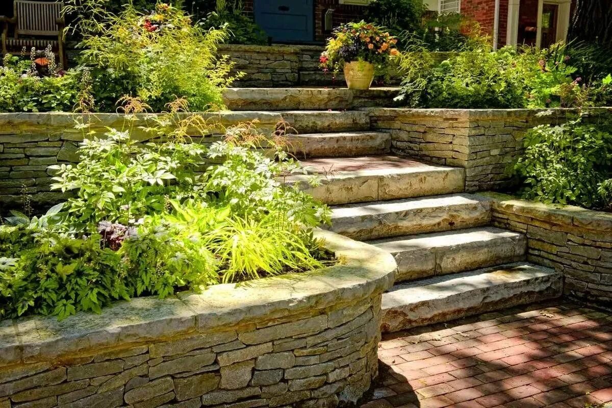 Лестница в ландшафте. Лестница на дачном участке. Ступени в ландшафтном дизайне. Каскад подпорных стенок. Ландшафт со ступеньками.