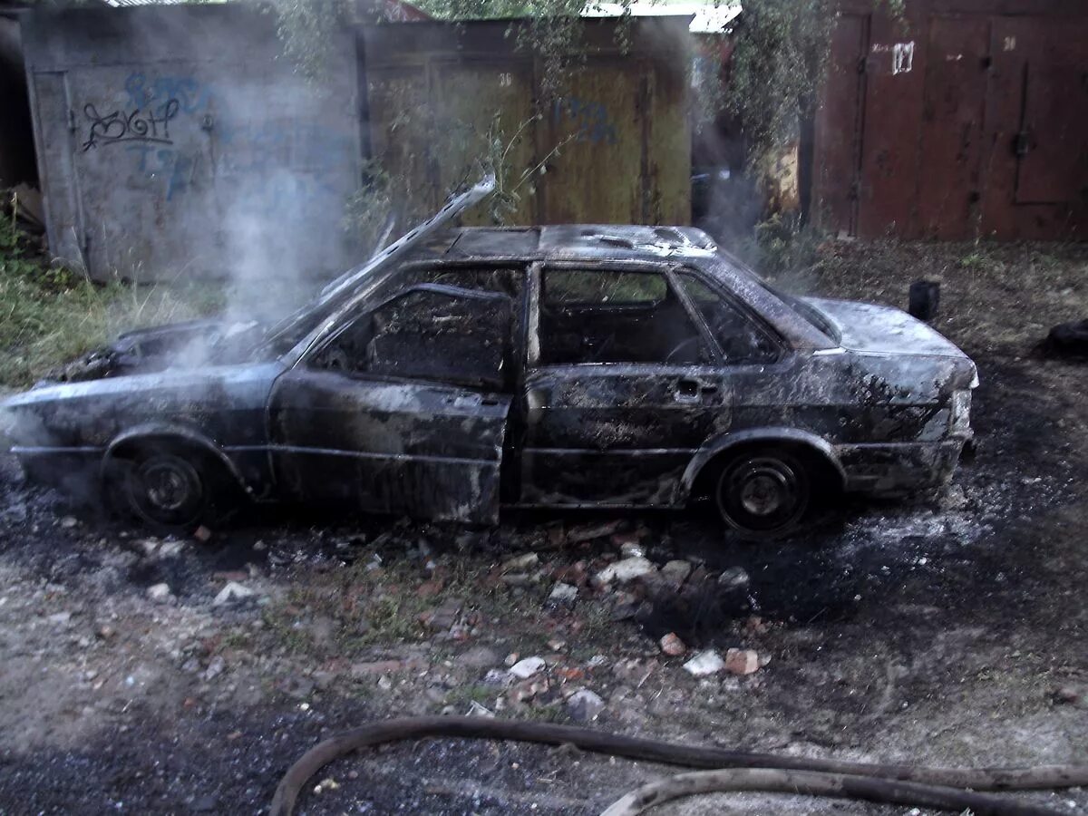 Горит. Сгоревшая ауди 100 фото. Горела ауди 100. Сгоревшие автомобили ауди. Горела ауди 100.