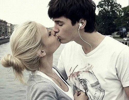 Вика целуется. Картинки макс целует. вика поцеловала. вика и макс кухня поцелуй. катя и макс поцелуй.