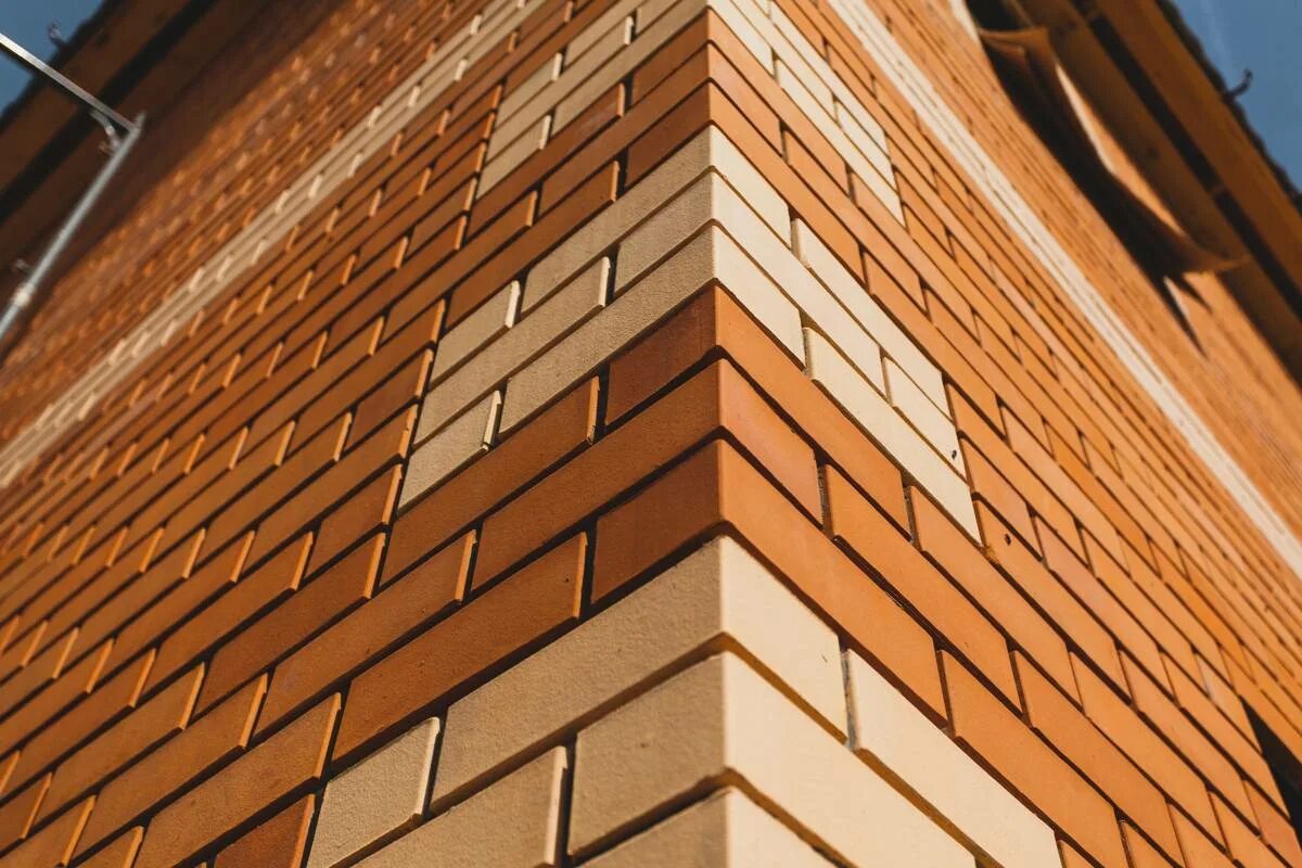 Углы дома из кирпича. Отделка облицовочным кирпичом. Фасад из желтого кирпича. Фасад из персикового кирпича. Углы дома из кирпича.