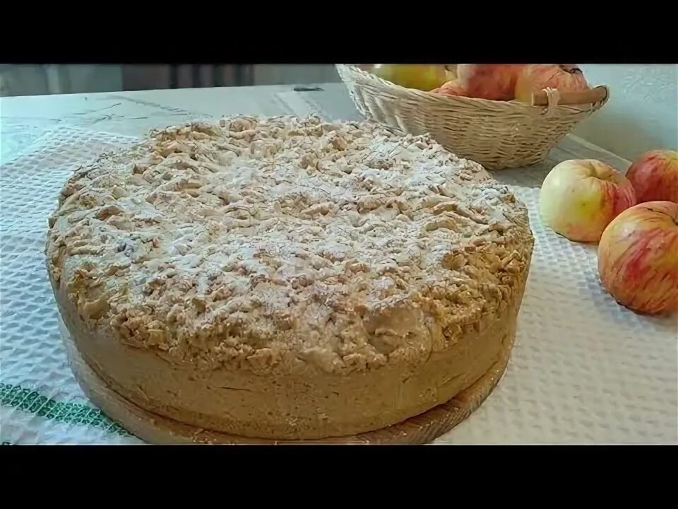 Шарлотка с заварным кремом. Яблочный пирог с заварным кремом. Шарлотка польская рецепт с заварным кремом яблоками. Шарлотка польская рецепт с заварным кремом яблоками. Польский яблочный пирог с безе.