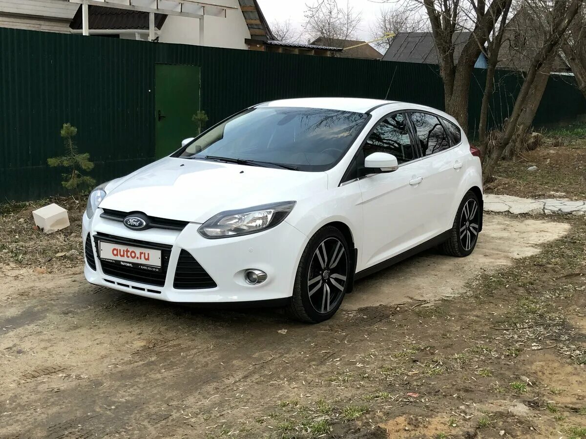 Форд фокус 3 хэтчбек 2013 белый. Ford focus 3 седан белый 2012. Ford focus 3 хэтчбек белый 2012. Ford focus 3 белый. Форд фокус 3 седан 2013 белый.