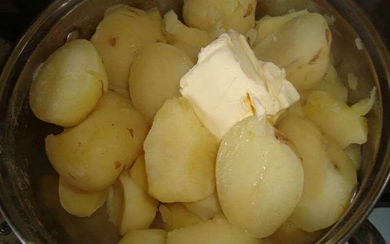 Сколько делать картошку. Картофель разварился. Картофель варится. Картофельное пюре в кастрюле. Потолочь картошку.