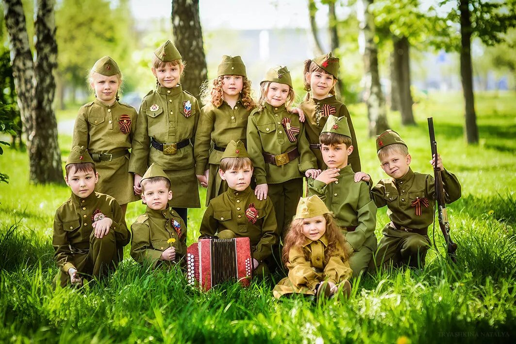 9 мая я с мамой и папой. Дети в военной форме. Детская фотосессия в военной форме. Малыш в военной форме. Фотосессия к 9 мая для детей.