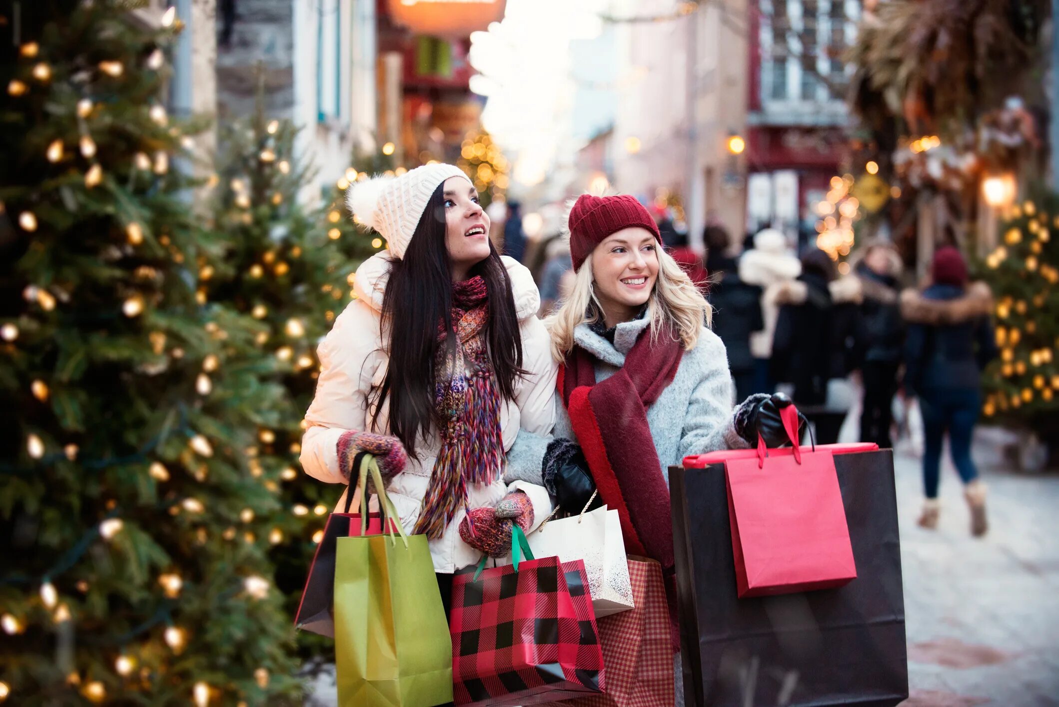 Good friends shop. Новогодний шоппинг. Зимний шоппинг. Шоппинг Рождество. Предновогодний шоппинг.