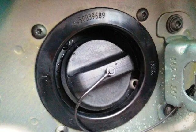Как снять крышку заливной горловины 52. Скажи эмульсии нет. Замена маслозаливной крышки и уплотнительных колец. BM