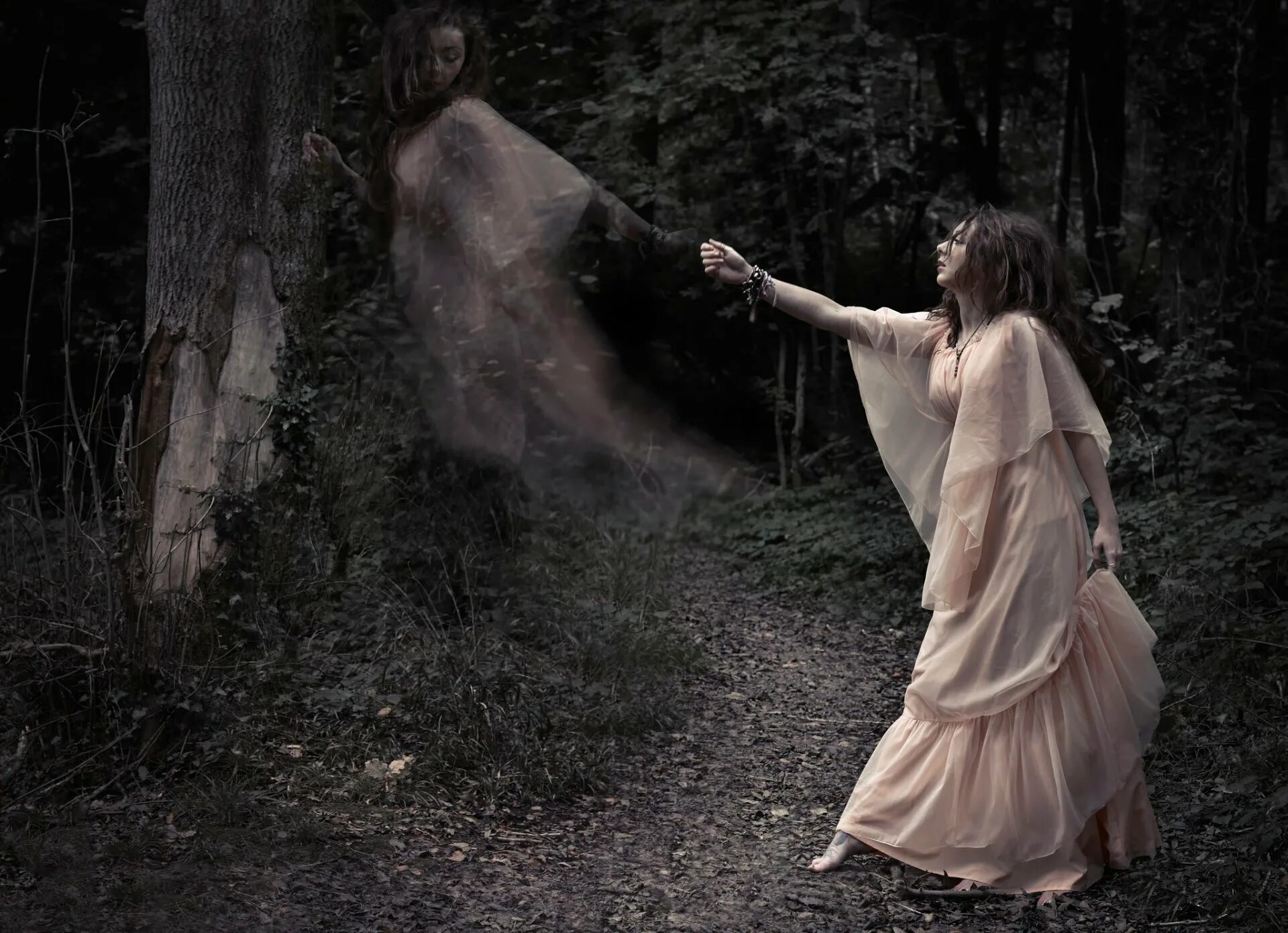 Про мир мертвых. Призрак женщины в лесу. Таинственная фотосессия в лесу. Призрак девушки в лесу. Девушка призрак Эстетика.