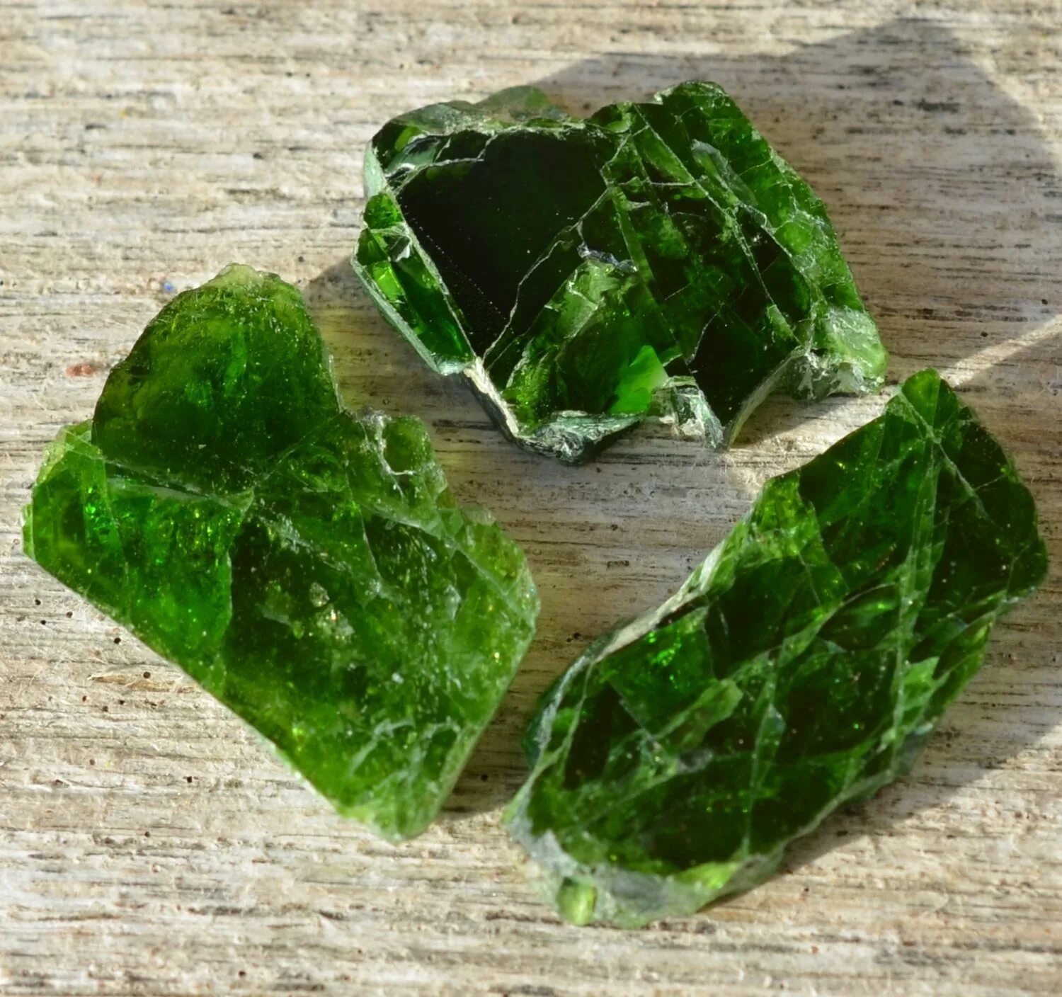 Диопсид хромдиопсид минерал. Хромдиопсид натуральный 10 мм. Диопсид хромдиопсид бразилия. Диопсид хромдиопсид камень. Диопсид минерал якутия.