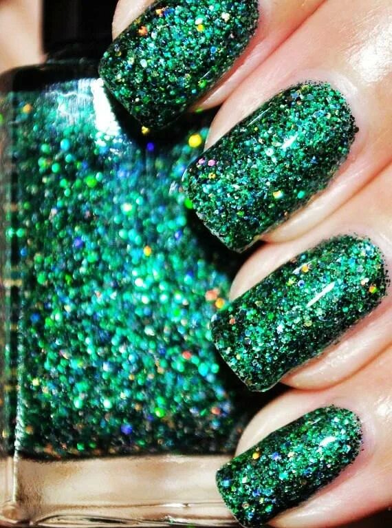 Маникюр зеленый светоотражающий новогодний. Маникюр зеленый с золотыми блестками. Маникюр зеленый светоотражающий новогодний. Зеленый блестящий маникюр. Новогодний маникюр 2022 зеленый.
