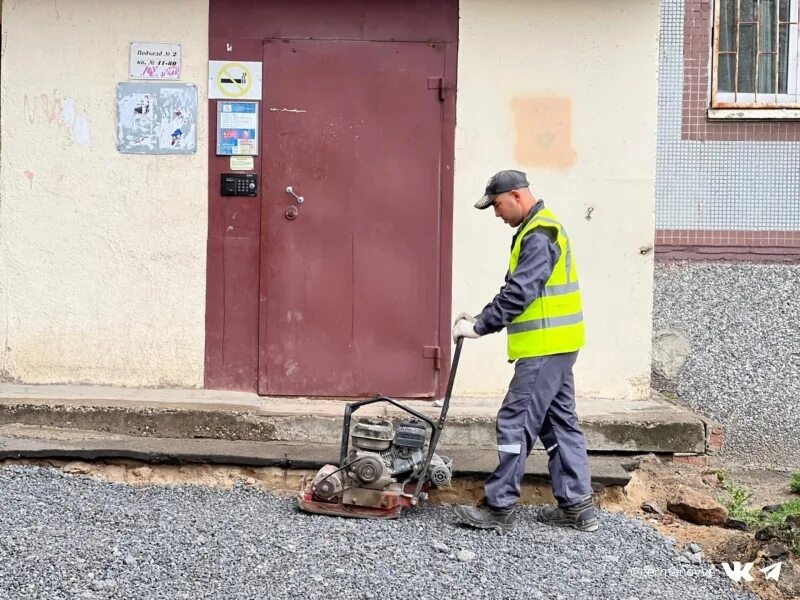 фотографии информационных встреч во дворе дома. разрисованный забор. парк победы зеленодольск татарстан. детская площадка на ул. дворы на дворы.
