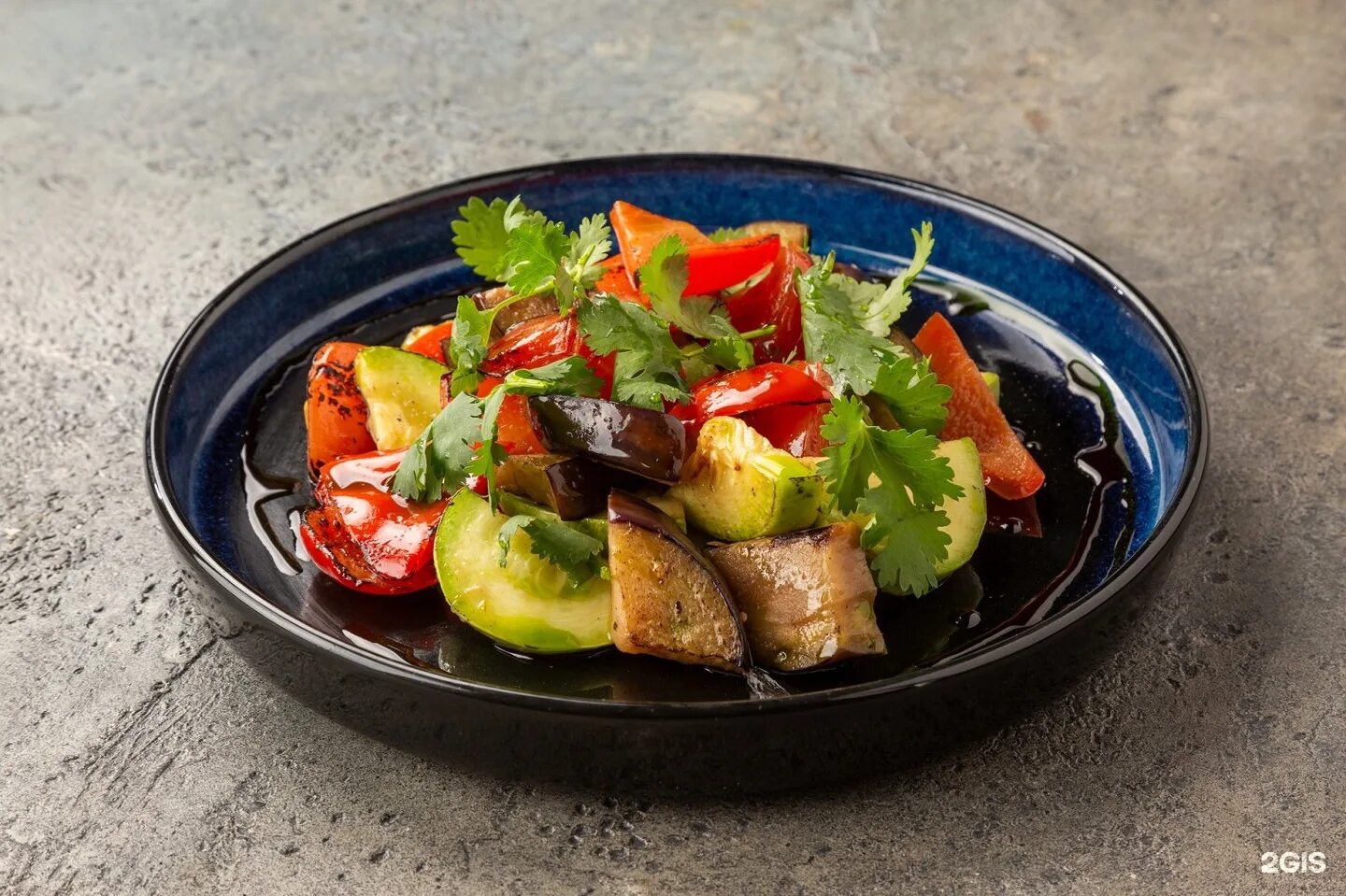 Салат с печеными овощами. Итальянский салат "пармиджано". Сплаттиз печеных овощей. Тушеные овощи с брюссельской капустой. Блюда из жареных овощей.