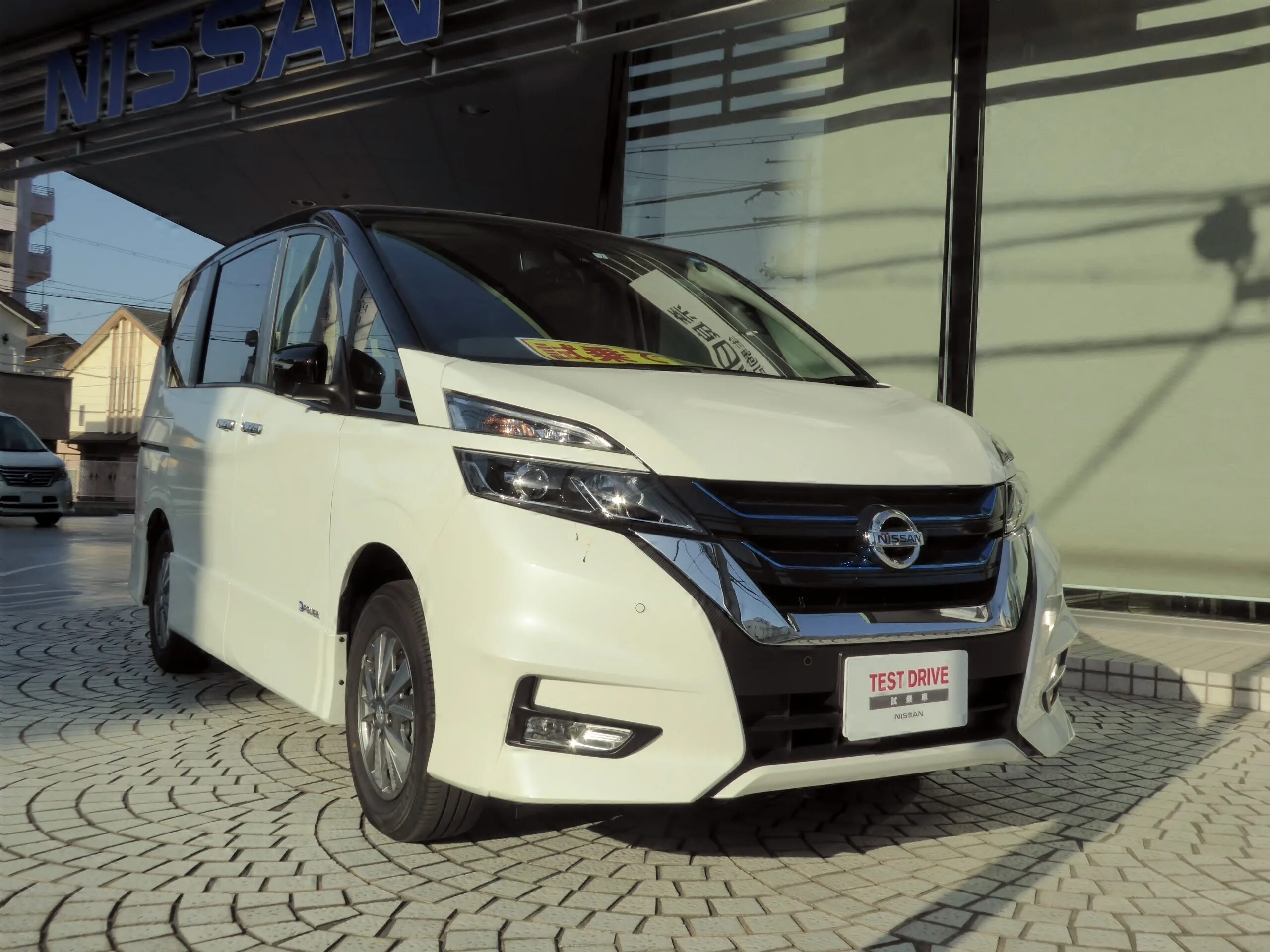 Nissan Serena e-Power Highway Star v. Nissan Serena c27 e-Power. Nissan Serena e-Power 2018. Nissan Serena c27 Highway Star.