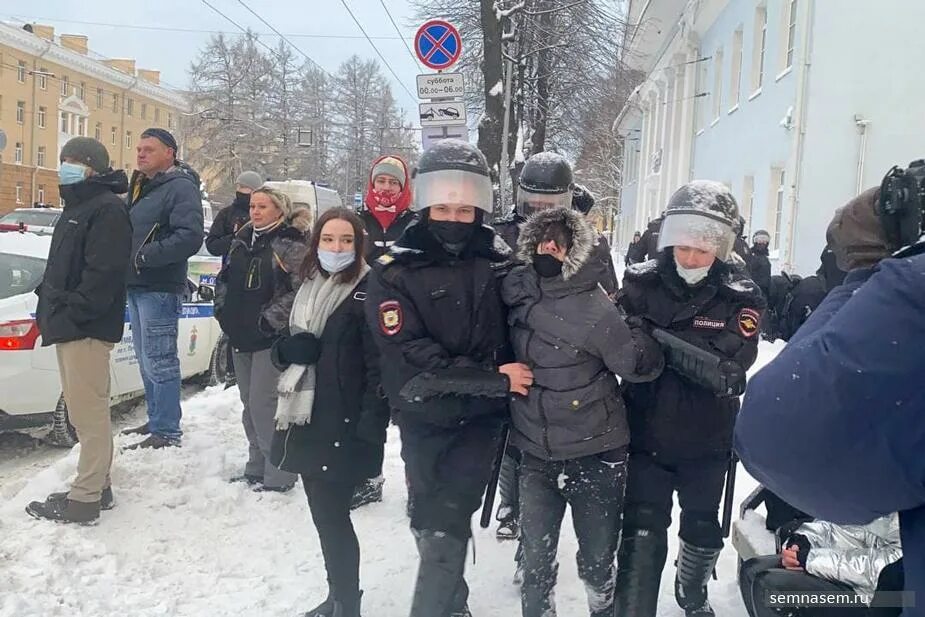 Митинг Липецк. Протесты в Липецке драки с полицией. Липецк митинг 24 января. Митинг Волгоград 23.01.2021.