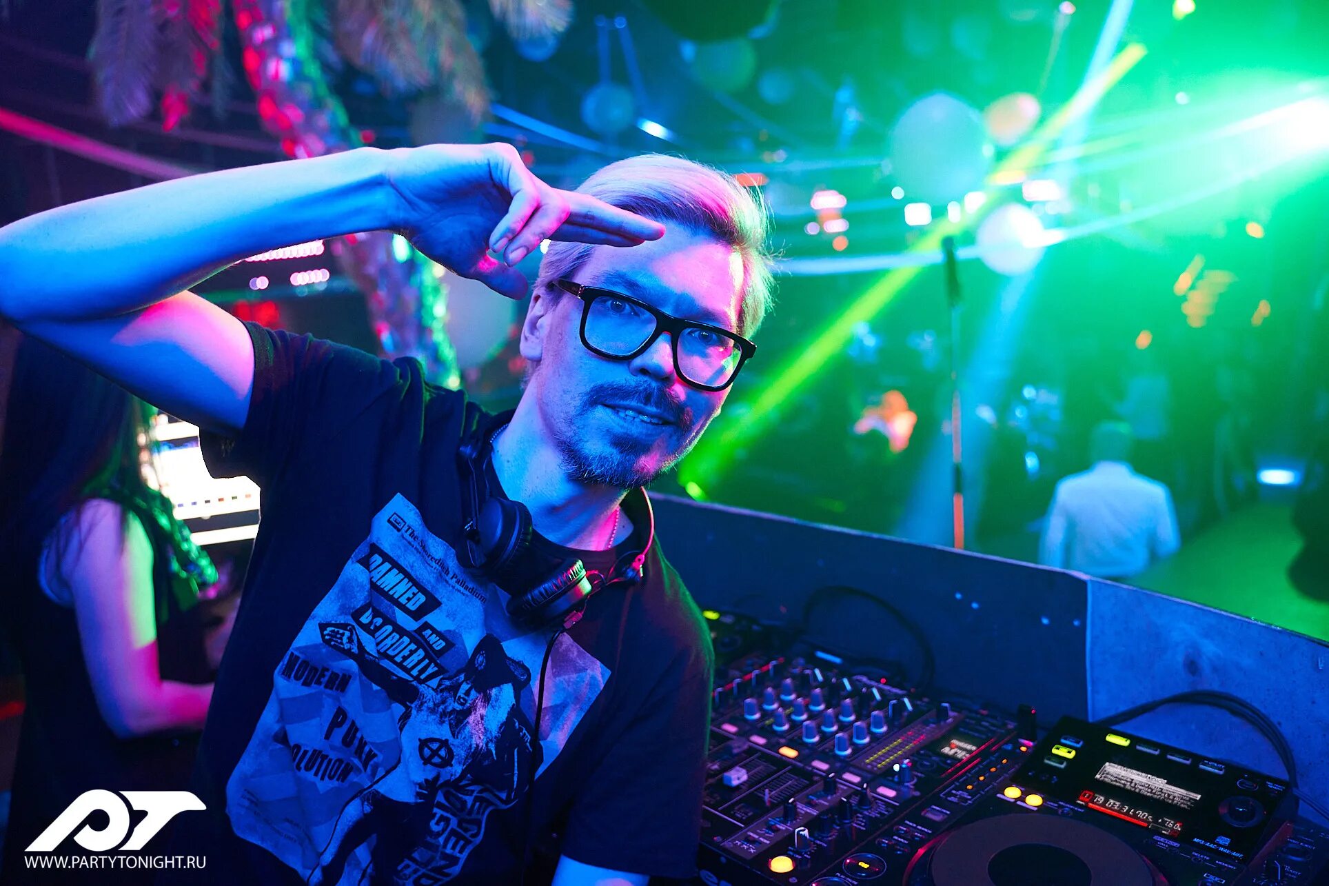 это супер диджей дискотека. это супер диджей дискотека. модный диджей. это супер диджей дискотека. девушка диджей на фестивале.