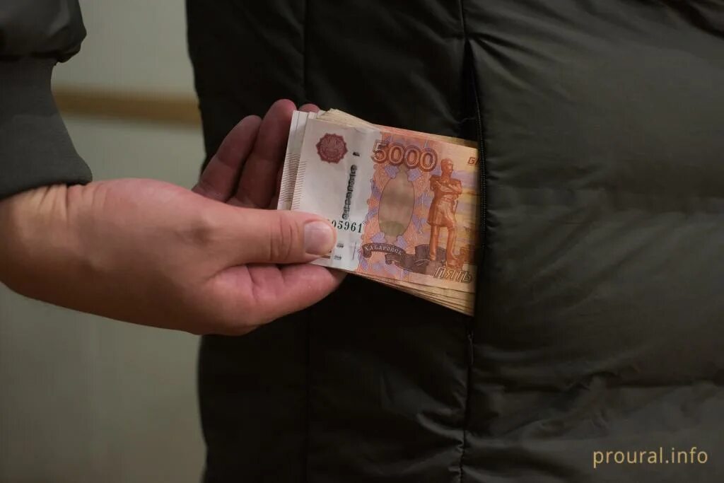 Получат 5 миллионов если проведут 50 дней. Получат 5 миллионов если проведут 50 дней. Миллиард рублей. Фальшивые купюры. Пустая комната.