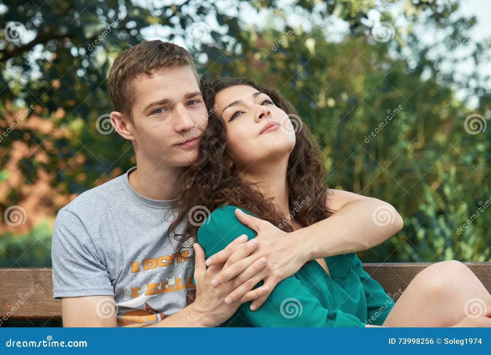 10 лет любовники. Чистые пары что представляют. Young beautiful lovers in the Park near the columns. Ear pick for couple.