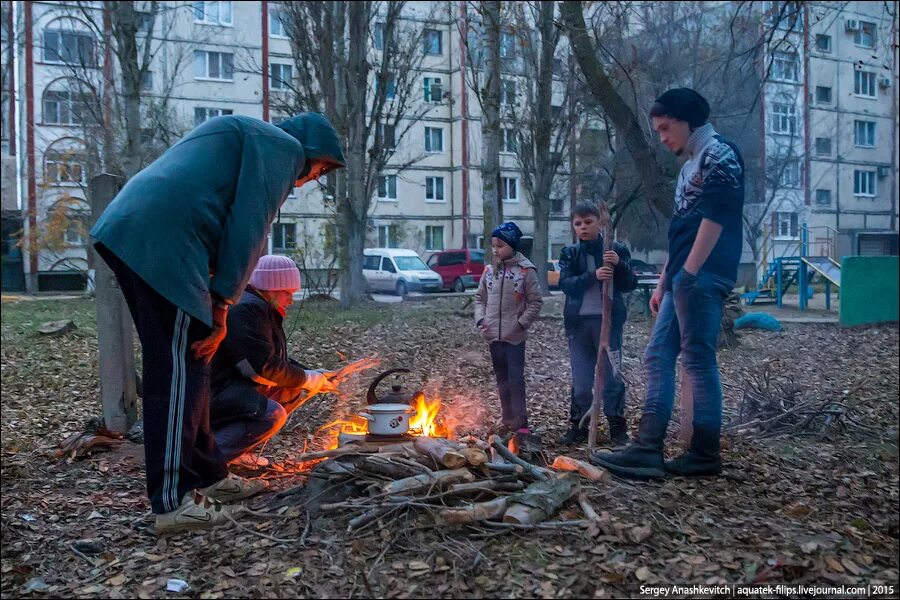 Что будет без электричества. Город без электричества. Люди без электричества. Костер во дворе многоэтажки.