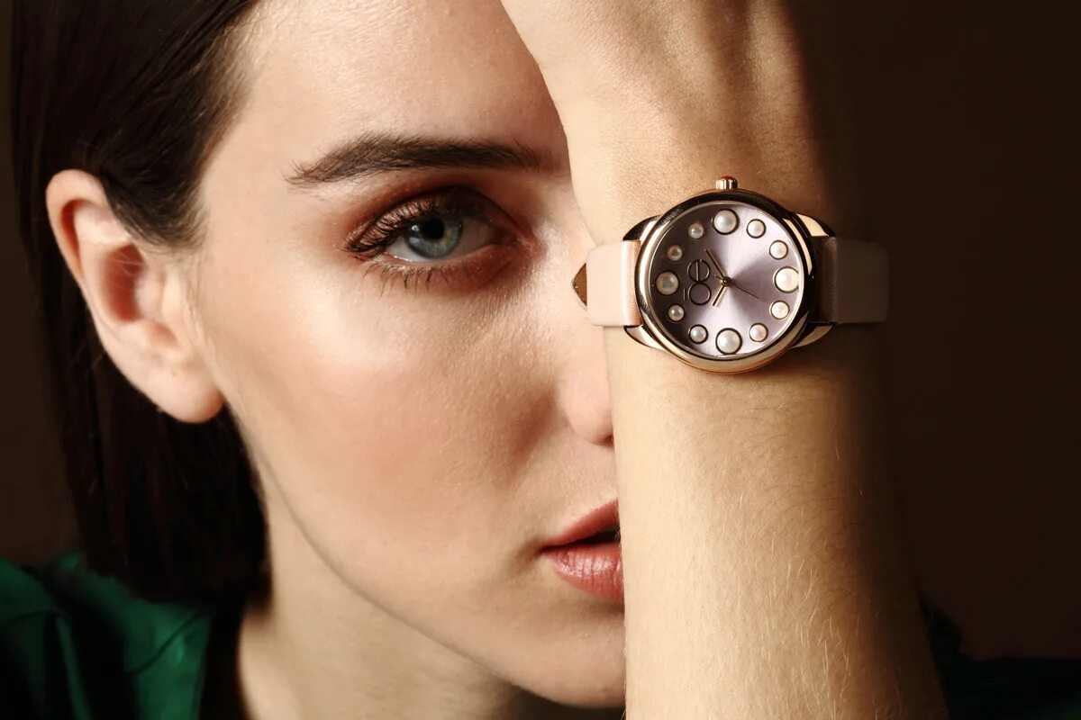 Часы Wear. Women watches. Статусные часы для женщин. Женщина хронометр. Wear время