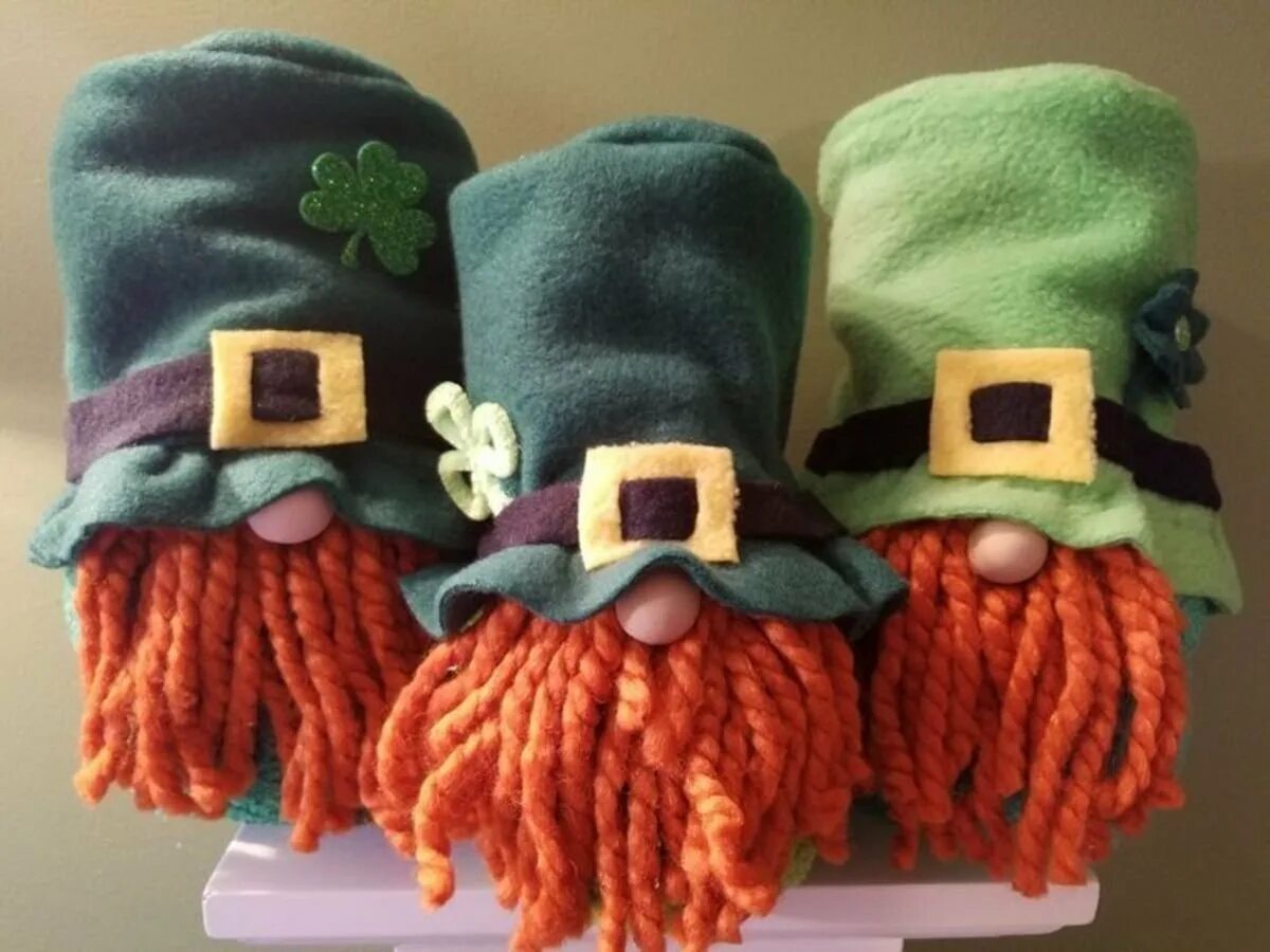 Забавные гномики помпоны. Игрушки из шерстяных ниток. Мороженое из помпонов поделка. Забавные гномики помпоны. Игрушки из помпонов дошкольникам.