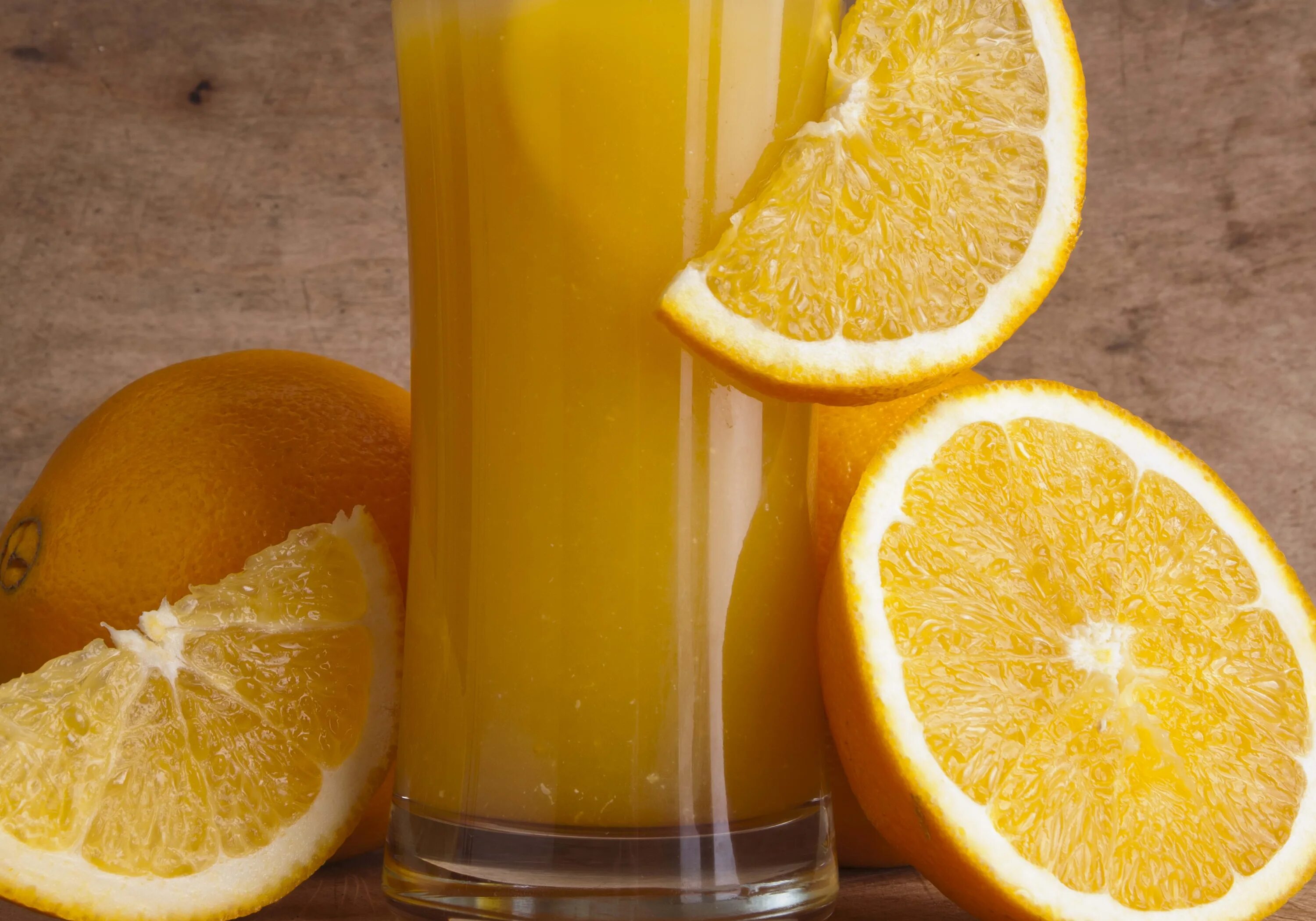 И немного сока лимона. Апельсиновый сок. Натуральный лимонный сок. Цитрусовый лимонад. Апельсины для сока.