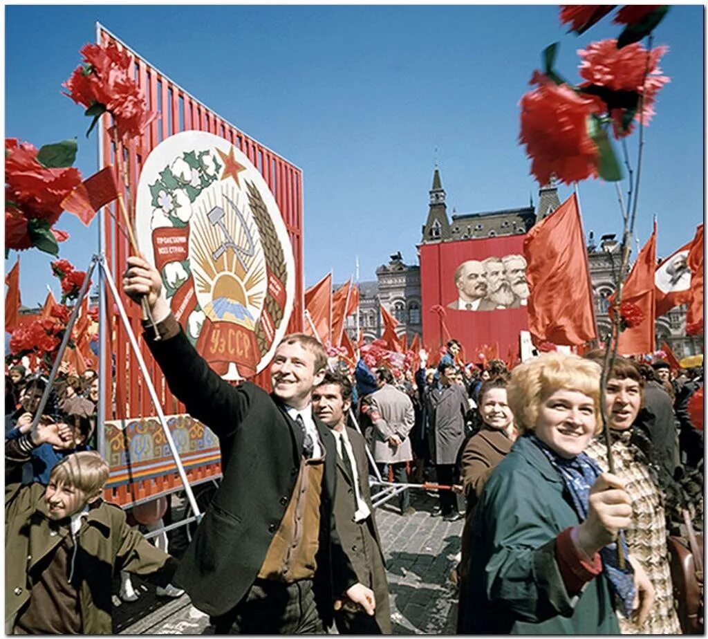 Первомайская демонстрация в СССР. 1 Мая СССР. Демонстрация 1 мая в СССР. Парад 1 мая СССР.