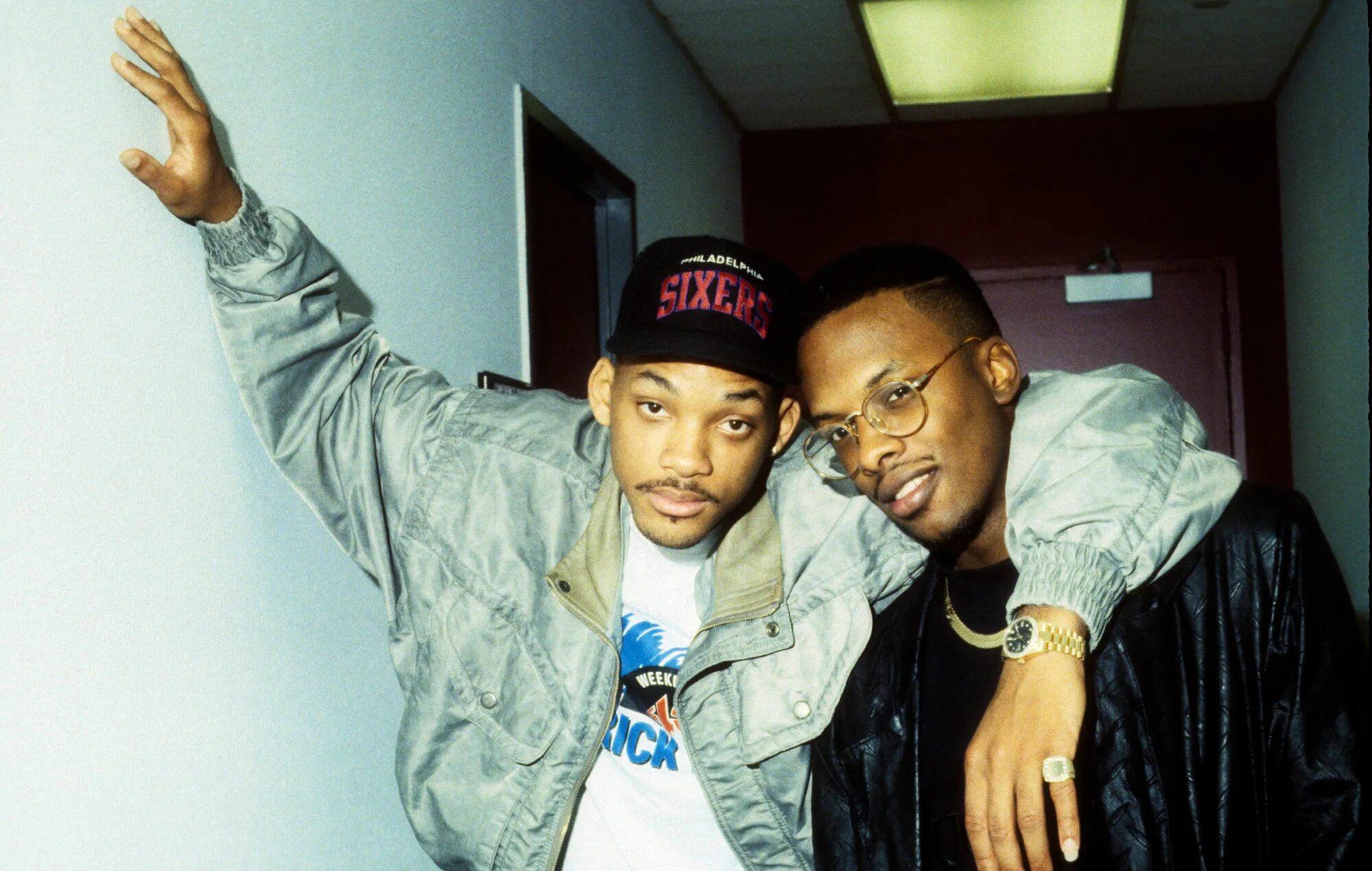 Уилл смит d. Фреш принц rock the house. Dj jazzy jeff & the fresh prince. Jazzy jeff. Уилл смит рэп.