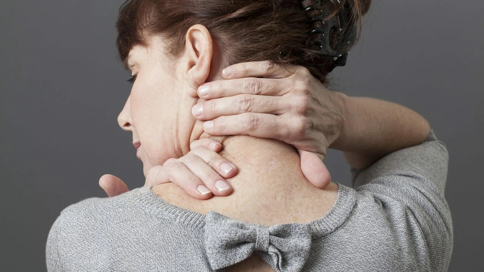 У женщины болит шея. Лечение невралгии спины